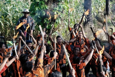act-of-killing-the-2012-033-pancasila-mob-with-machetes